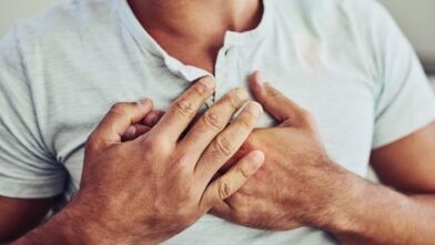 One of the symptoms of thoracic osteochondrosis is pain in the chest area