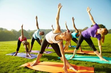 Perform a set of exercises to strengthen the back muscles with thoracic osteochondrosis