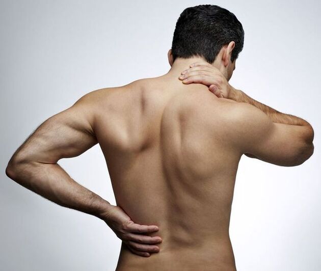 Prolonged pain under the left shoulder blade in a man, requires consultation with a therapist