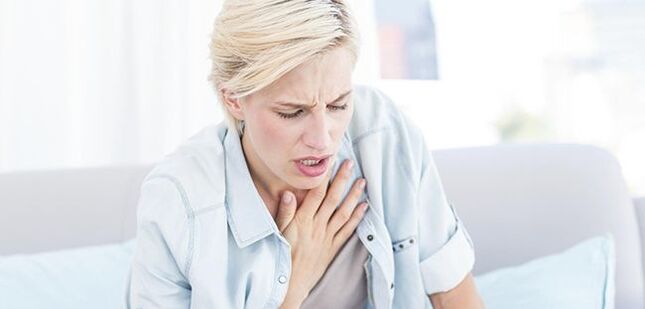 With pleurisy, heart pathology and intercostal neuralgia, pain under the left shoulder blade may be accompanied by severe shortness of breath
